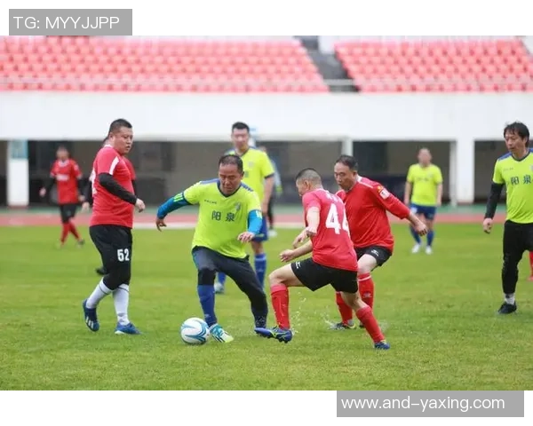 足球裁判在赛场外展现舞姿引发热议球迷纷纷点赞其独特魅力与风采